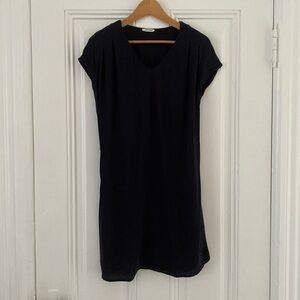 American Vintage V Neck Slip Dress - Small
Length 34.5”
Armpit 21.5”